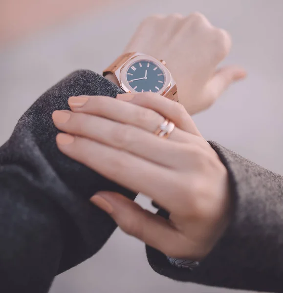 Стильний Годинник Руці Жінки — стокове фото