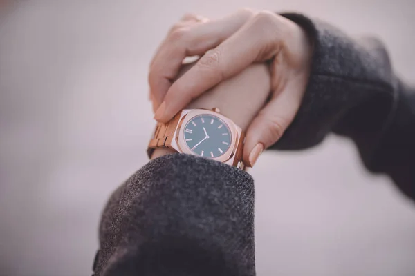 Montre Élégante Sur Main Femme — Photo