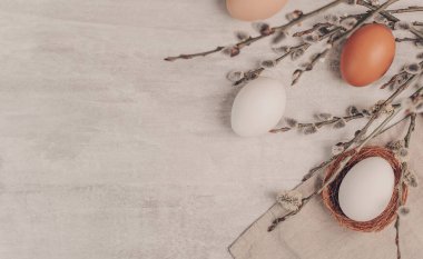 Paskalya yumurtaları ve gri arka planda söğüt dalları