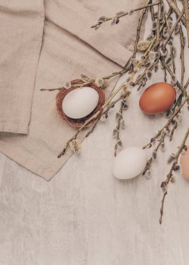 Paskalya yumurtaları ve gri arka planda söğüt dalları