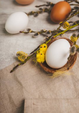 Küçük yavru oyuncaklarla dolu Paskalya bayramı teması