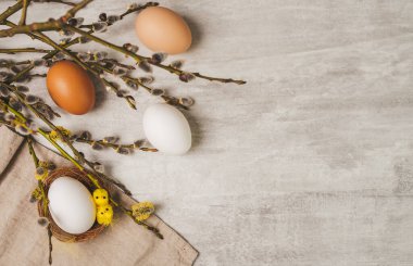 Küçük yavru oyuncaklarla dolu Paskalya bayramı teması