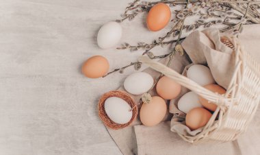 Sepette Paskalya yumurtaları ve gri arka planda söğüt dalları