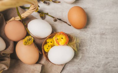 Küçük yavru oyuncaklarla dolu Paskalya bayramı teması