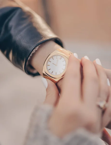 Montre Élégante Sur Main Femme — Photo