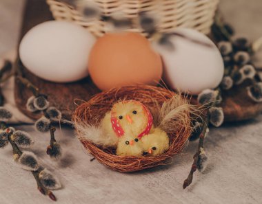 Küçük yavru oyuncaklarla dolu Paskalya bayramı teması