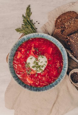 Geleneksel pancar çorbası, ekşi kremalı ve kaseli.. 