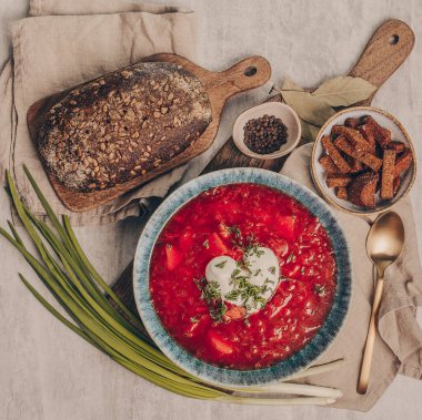 Geleneksel pancar çorbası, ekşi kremalı ve kaseli.. 