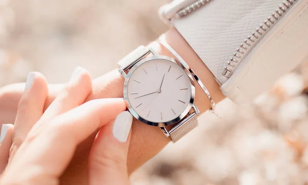 Elegante Reloj Blanco Mano Mujer —  Fotos de Stock