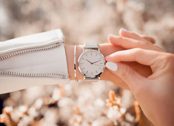 Elegante Reloj Blanco Mano Mujer — Foto de Stock