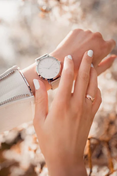 Élégante Montre Blanche Main Femme — Photo