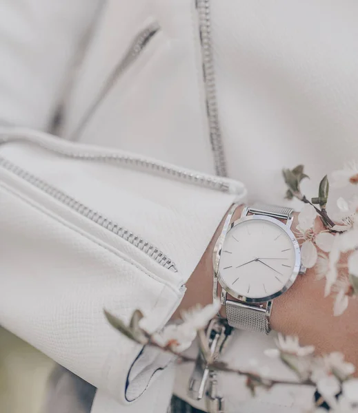 Stilvolle Weiße Uhr Auf Frauenhand — Stockfoto