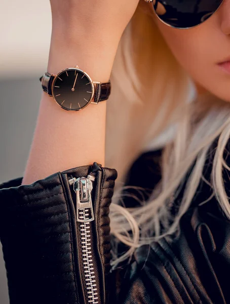 Elegante Schwarze Uhr Auf Frauenhand — Stockfoto