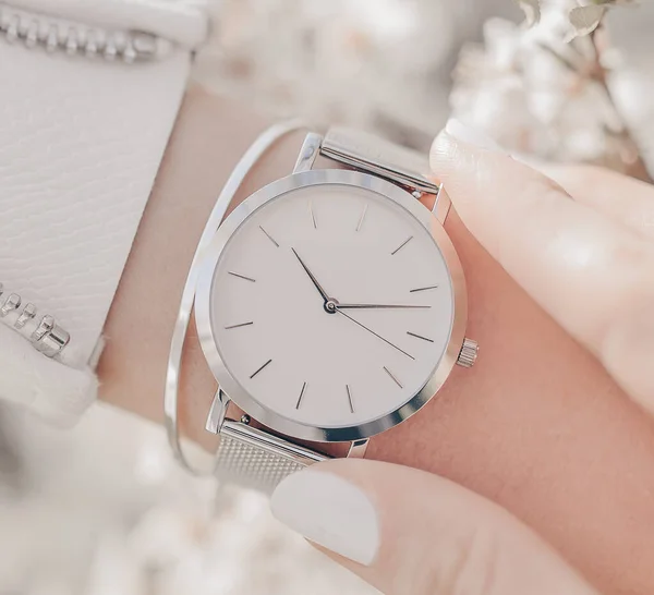 Elegante Reloj Blanco Mano Mujer —  Fotos de Stock