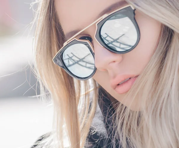 Belle Jeune Femme Blonde Lunettes Soleil Plein Air — Photo