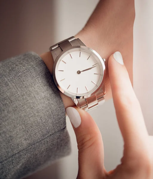 Stilvolle Weiße Uhr Auf Frauenhand — Stockfoto