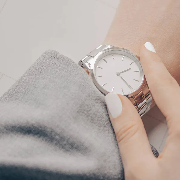 Κομψό Λευκό Ρολόι Στο Χέρι Της Γυναίκας — Φωτογραφία Αρχείου