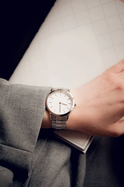 Стильные Белые Часы Женской Руке — стоковое фото