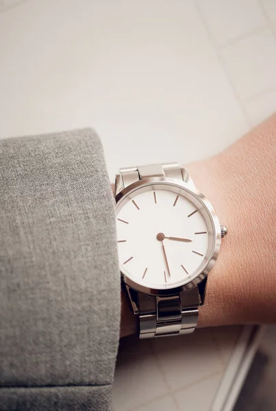 Stilvolle Weiße Uhr Auf Frauenhand — Stockfoto