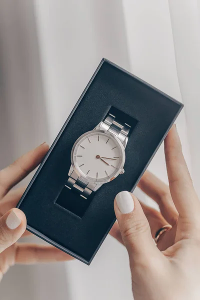 Élégante Montre Argent Dans Une Boîte Cadeau — Photo