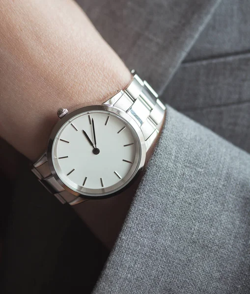 Elegante Orologio Bianco Sulla Mano Della Donna — Foto Stock