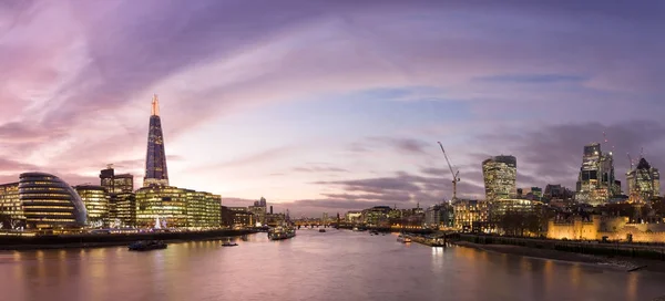 Vista da Tower Bridge em Londres Panorama da paisagem urbana ao pôr do sol — Fotografia de Stock