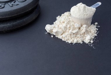 Karanlık ağırlıkları plakalı protein tozu