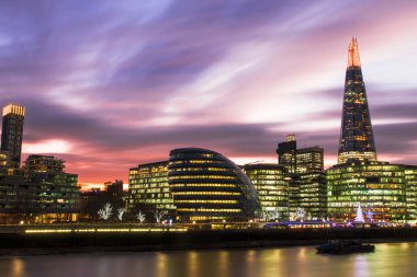 Tower Bridge Londra Cityscape panorama üzerinde günbatımında görüntülemek