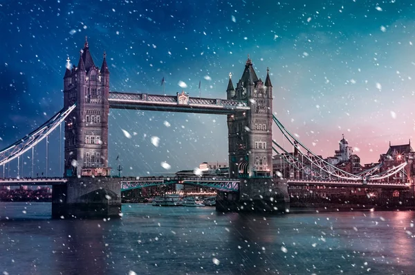 Tower Bridge z padającego śniegu podczas zachodu słońca, Londyn, Wielka Ki — Zdjęcie stockowe