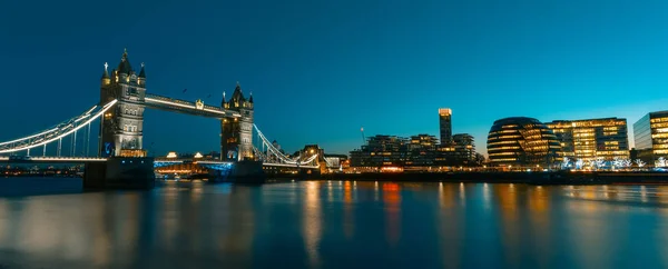 Londra Cityscape panorama günbatımı, modern stil adlı görüntüleyin Stok Fotoğraf