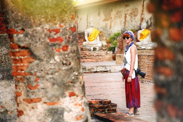 Seyahat yaşam tarzı. Antik tapınaklar Ayutthaya gün zaman tapınakta boyunca kadın kamera ile yürümek. Telifsiz Stok Fotoğraflar