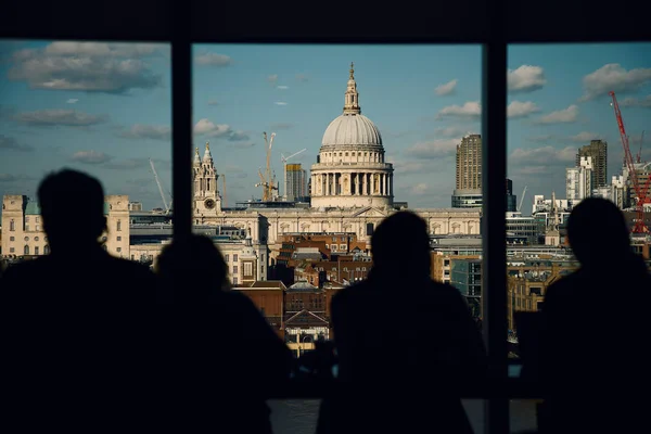 London St Paul Katedrali, Tate Modern görünümünden Silhouetted adsız kişiler ile Stok Fotoğraf