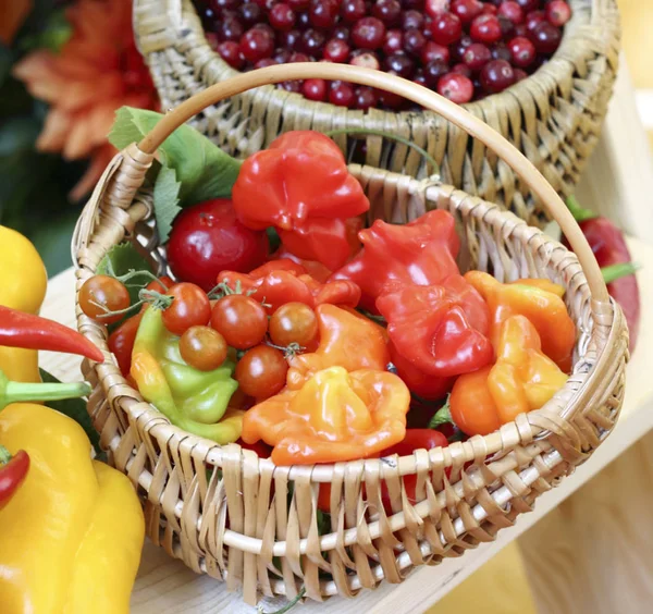 柳条篮子里装满了新鲜水果和蔬菜 — 图库照片