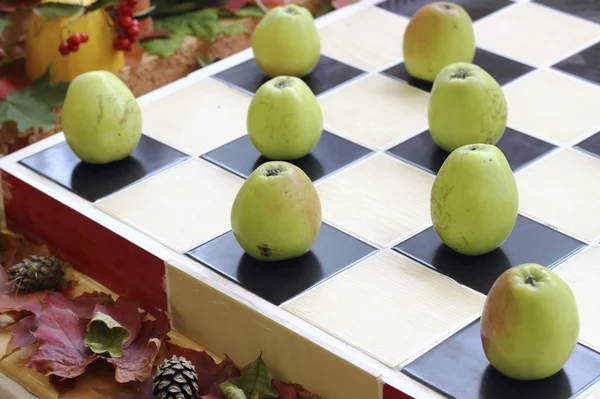 Äpfel auf dem Schachbrett — Stockfoto