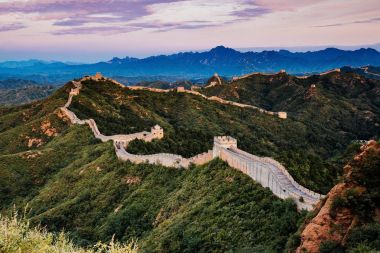 Beijing, Çin - 12 Ağustos 2014: Güneş doğarken Jinshanling büyük duvar