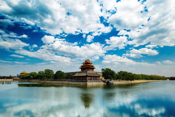北京, 中国-2014年7月11日: 紫禁城护城河, 转角塔 — 图库照片