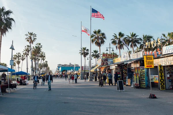 California, Amerika Birleşik Devletleri - 6 Nisan 2017: Geziyoluna Venice Beach, Ca, kaykaycı