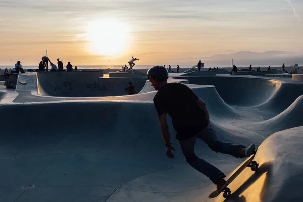 California, Amerika Birleşik Devletleri - 6 Nisan 2017: Gün batımı Venedik Ska, kaykaycı