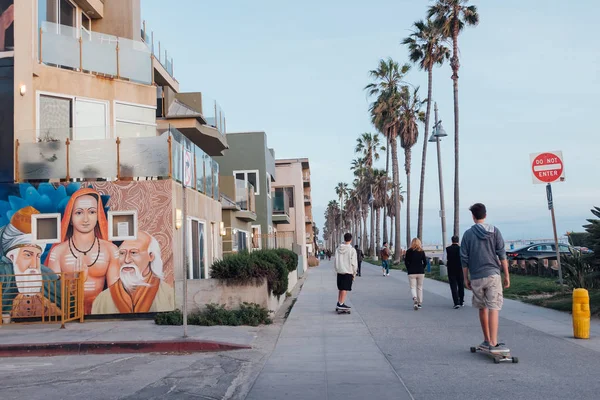 California, Amerika Birleşik Devletleri - 6 Nisan 2017: Geziyoluna Veni, kaykaycı