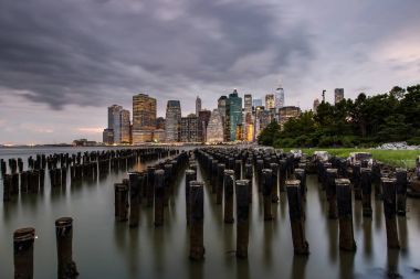 Brooklyn Köprüsü'nden aşağı Manhattan siluetinin manzaraya bulutlu gün 
