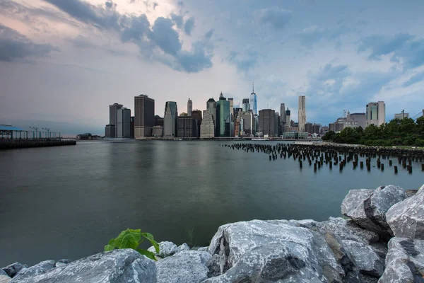 Giornata nuvolosa al Lower Manhattan Skyline vista dal ponte di Brooklyn — Foto Stock