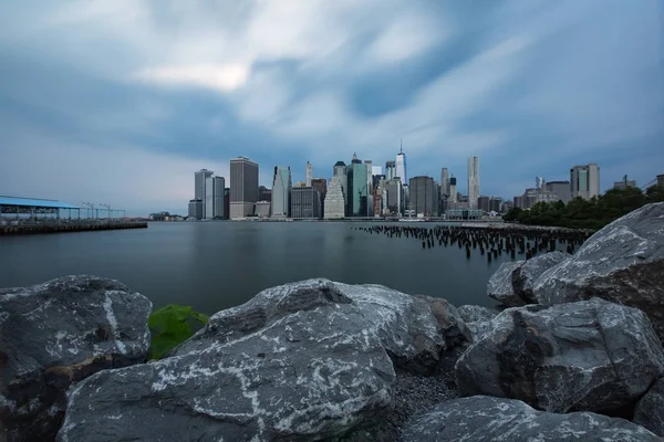 Dia nublado no Lower Manhattan Skyline vista de Brooklyn Bridge — Fotografia de Stock