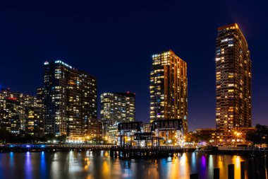 Günbatımında Long Island City River Side, Queens New York ABD