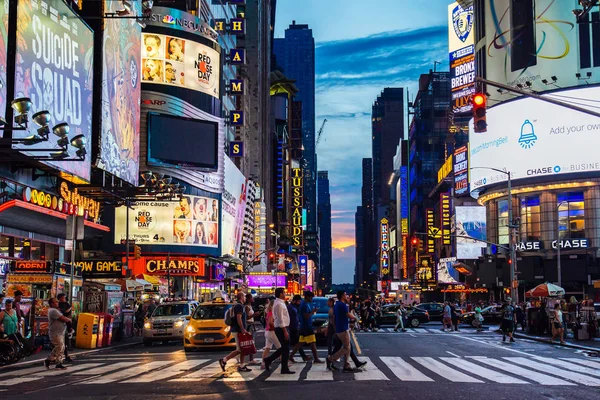 Temmuz 2016 insanlar sırasında güneş sokak Times Square geçiyorlar