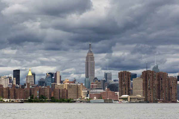 Nublado día de Manhattan Midtown Skyline, Nueva York Estados Unidos —  Fotos de Stock