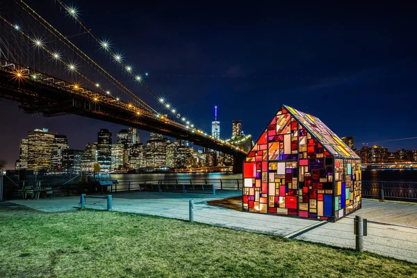 Tom Fruins målat glas House installerad på Brooklyn Bridge Park — Stockfoto