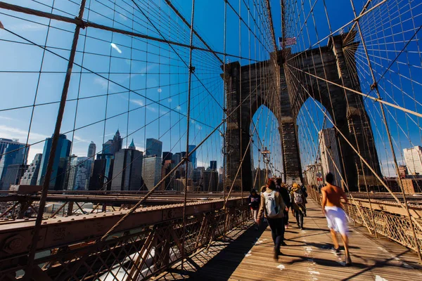 Primavera Abril 2015 La gente caminando en el puente de Brooklyn, Nueva York Un — Foto de Stock
