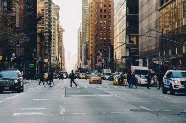 New York, Amerika Birleşik Devletleri - 27 Kasım 2017: Madison Ave ve 45nd Street, New York City, Amerika Birleşik Devletleri