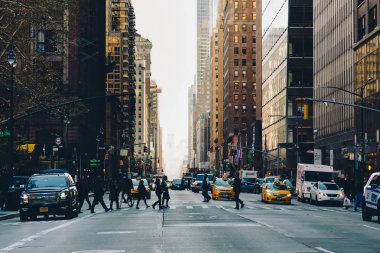 New York, Amerika Birleşik Devletleri - 27 Kasım 2017: Madison Ave ve 45nd Street, New York City, Amerika Birleşik Devletleri