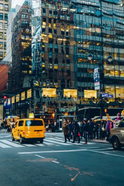 New York, Amerika Birleşik Devletleri - 27 Kasım 2017: 5th Ave ve 45nd Street, Midtown, New York City, Amerika Birleşik Devletleri